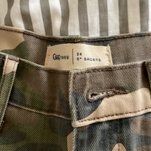 Gap camouflage shorts. Size 24. 5inch. - Picture 2 of 5